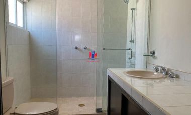 Renta casa zona esmeralda con amenidades, vigilancia 24 horas, jardin privado, estacionamiento para 4 autos
