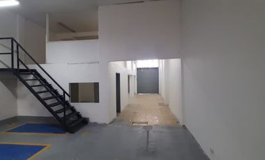 Bodega o local en el centro