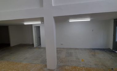 Bodega o local en el centro