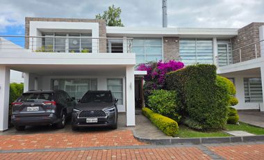 VENDO LINDA CASA EN TUMBACO, SECTOR HILACRIL