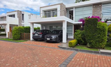 VENDO LINDA CASA EN TUMBACO, SECTOR HILACRIL