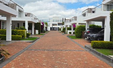 VENDO LINDA CASA EN TUMBACO, SECTOR HILACRIL