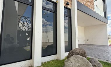 EXCLUSIVO RESIDENCIAL EN VENTA EN FRACCIONAMIENTO JACARANDAS ZONA IXTULCO
