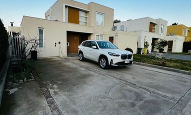 ARRIENDO CASA SANTA ELENA DE CHICUREO MEDITERRANEA 2 PISOS 3D 3B QUINCHO PISCINA TERRAZA LOGIA PANELES SOLARES