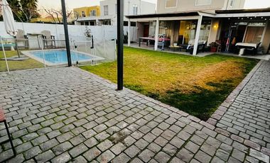 ARRIENDO CASA SANTA ELENA DE CHICUREO MEDITERRANEA 2 PISOS 3D 3B QUINCHO PISCINA TERRAZA LOGIA PANELES SOLARES