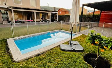ARRIENDO CASA SANTA ELENA DE CHICUREO MEDITERRANEA 2 PISOS 3D 3B QUINCHO PISCINA TERRAZA LOGIA PANELES SOLARES