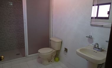 CASA EN RENTA AMUEBLADA Y CON SERVICIOS, EN FRACCIONAMIENTO PRIVADO. ( perfil para 6 personas )