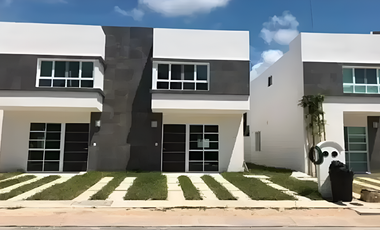 ¡HERMOSA CASA EN RESIDENCIAL PLAYA AZUL, PLAYA DEL CARMEN!