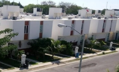 ¡HERMOSA CASA EN RESIDENCIAL PLAYA AZUL, PLAYA DEL CARMEN!