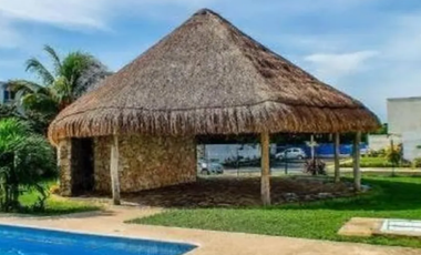 ¡PRECIOSA CASA CON ALBERCA COMUNAL EN RESIDENCIAL PLAYA AZUL, PLAYA DEL CARMEN!