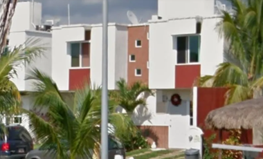 ¡PRECIOSA CASA CON ALBERCA COMUNAL EN RESIDENCIAL PLAYA AZUL, PLAYA DEL CARMEN!