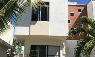 ¡PRECIOSA CASA CON ALBERCA COMUNAL EN RESIDENCIAL PLAYA AZUL, PLAYA DEL CARMEN!