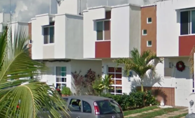 ¡PRECIOSA CASA CON ALBERCA COMUNAL EN RESIDENCIAL PLAYA AZUL, PLAYA DEL CARMEN!
