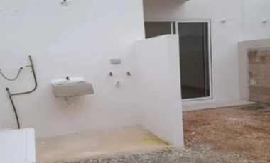 ¡PRECIOSA CASA CON ALBERCA COMUNAL EN RESIDENCIAL PLAYA AZUL, PLAYA DEL CARMEN!
