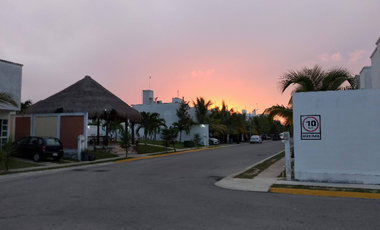 ¡PRECIOSA CASA CON ALBERCA COMUNAL EN RESIDENCIAL PLAYA AZUL, PLAYA DEL CARMEN!