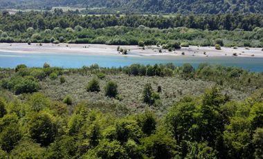 ¡Una Parcela Soñada con 35mts de Orilla de Río Petrohué!