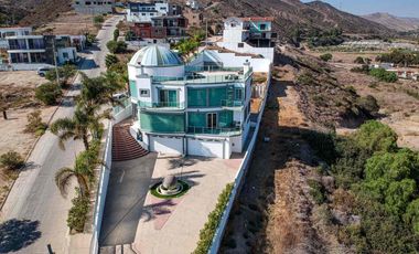 Hermosa casa en renta con patio grande y espectacular vista al mar.
