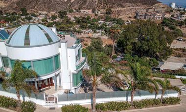 Hermosa casa en renta con patio grande y espectacular vista al mar.