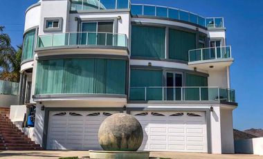 Hermosa casa en renta con patio grande y espectacular vista al mar.
