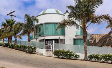 Hermosa casa en renta con patio grande y espectacular vista al mar.