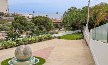 Hermosa casa en renta con patio grande y espectacular vista al mar.