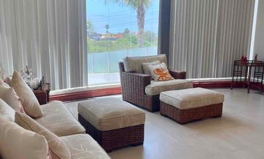 Hermosa casa en renta con patio grande y espectacular vista al mar.