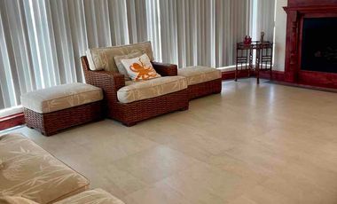 Hermosa casa en renta con patio grande y espectacular vista al mar.