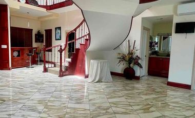 Hermosa casa en renta con patio grande y espectacular vista al mar.