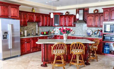 Hermosa casa en renta con patio grande y espectacular vista al mar.