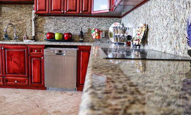 Hermosa casa en renta con patio grande y espectacular vista al mar.