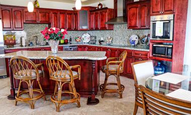 Hermosa casa en renta con patio grande y espectacular vista al mar.