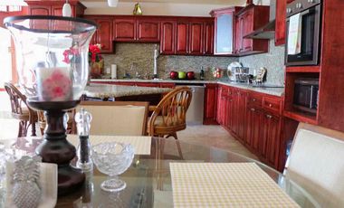 Hermosa casa en renta con patio grande y espectacular vista al mar.