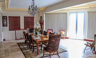 Hermosa casa en renta con patio grande y espectacular vista al mar.