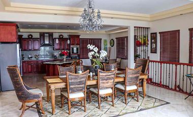 Hermosa casa en renta con patio grande y espectacular vista al mar.