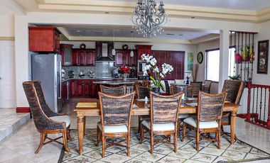 Hermosa casa en renta con patio grande y espectacular vista al mar.