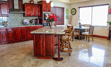 Hermosa casa en renta con patio grande y espectacular vista al mar.