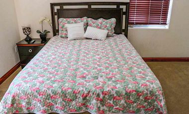 Hermosa casa en renta con patio grande y espectacular vista al mar.