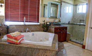 Hermosa casa en renta con patio grande y espectacular vista al mar.