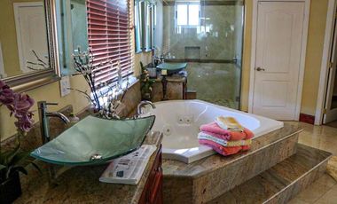 Hermosa casa en renta con patio grande y espectacular vista al mar.