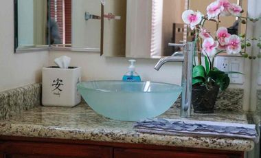 Hermosa casa en renta con patio grande y espectacular vista al mar.