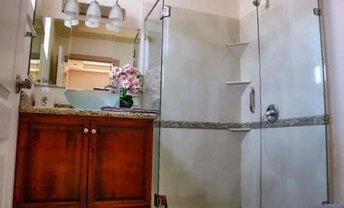 Hermosa casa en renta con patio grande y espectacular vista al mar.