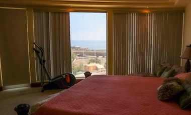 Hermosa casa en renta con patio grande y espectacular vista al mar.