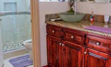 Hermosa casa en renta con patio grande y espectacular vista al mar.