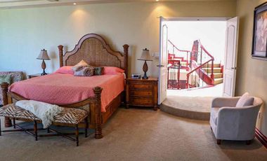 Hermosa casa en renta con patio grande y espectacular vista al mar.