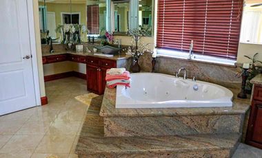 Hermosa casa en renta con patio grande y espectacular vista al mar.