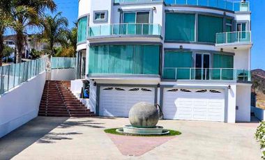 Hermosa casa en renta con patio grande y espectacular vista al mar.