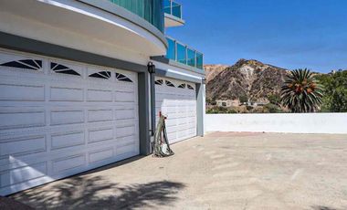 Hermosa casa en renta con patio grande y espectacular vista al mar.