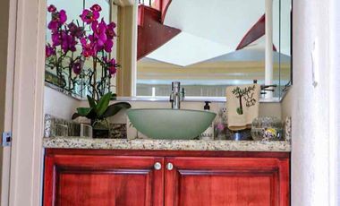 Hermosa casa en renta con patio grande y espectacular vista al mar.