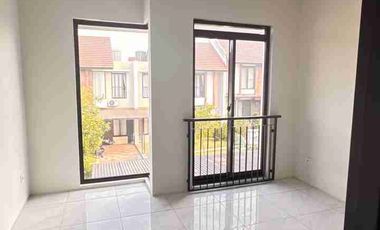 Rumah Baru 2 lantai Hoek Taman di Tatar Simakirana KBP