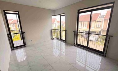 Rumah Baru 2 lantai Hoek Taman di Tatar Simakirana KBP